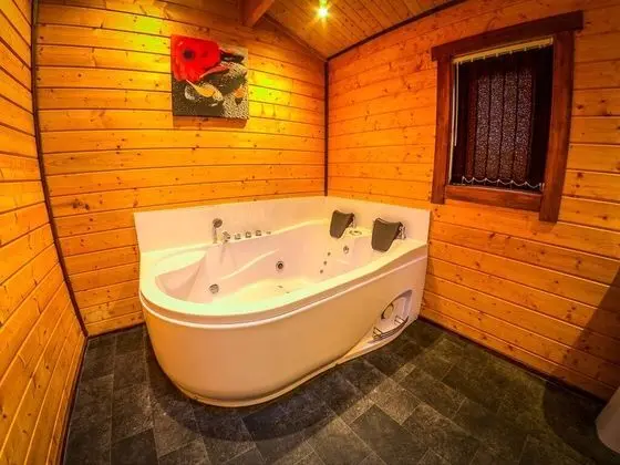 Luxury Apart Daire, Banyolu/Duşlu (with big Jacuzzi)