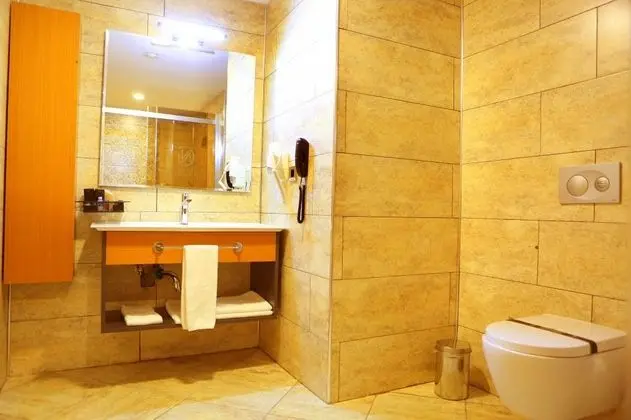 Triple, Şehir Manzaralı