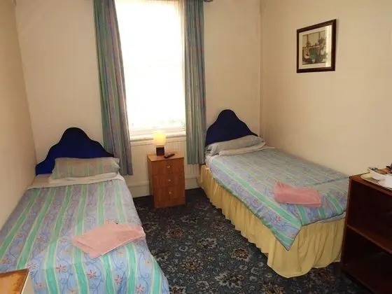 İki Ayrı Yataklı Oda, Ortak Banyo