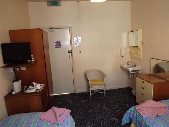 İki Ayrı Yataklı Oda, Ortak Banyo