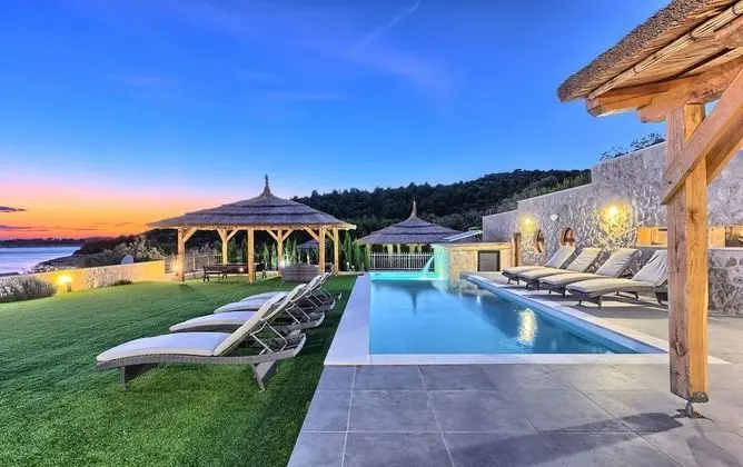 Beachfront Villa New Horizons I