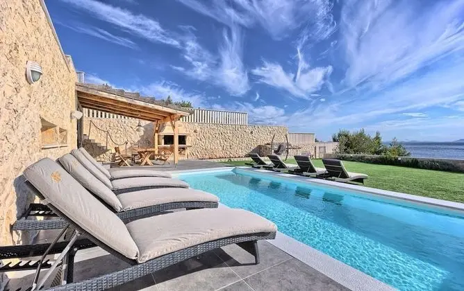 Beachfront Villa New Horizons I