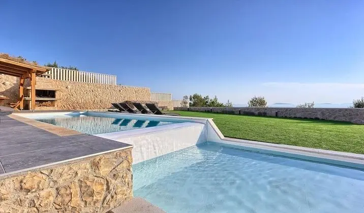Beachfront Villa New Horizons I