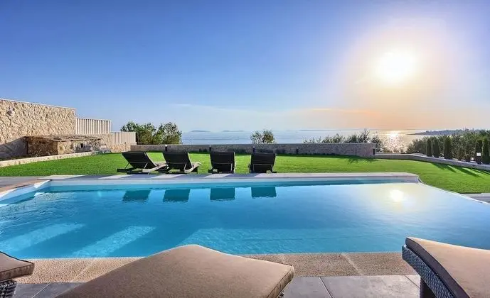 Beachfront Villa New Horizons I
