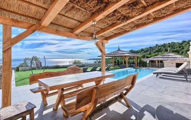 Beachfront Villa New Horizons I