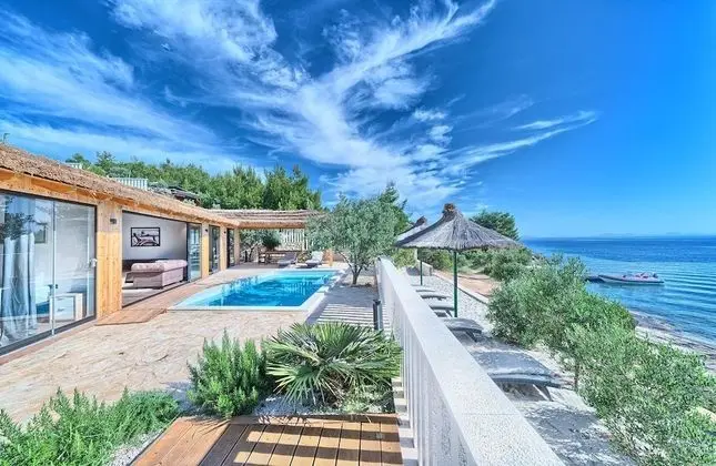 Beachfront Villa New Horizons III