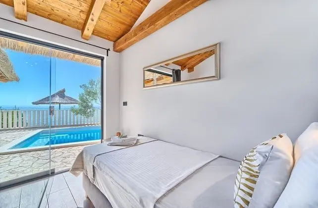 Beachfront Villa New Horizons III