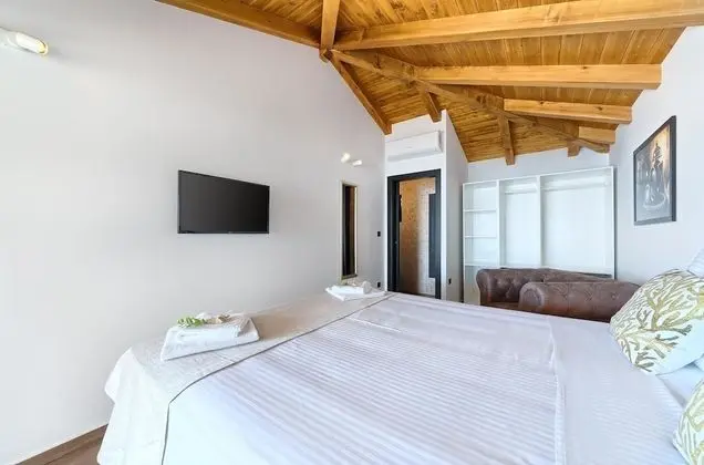 Beachfront Villa New Horizons III