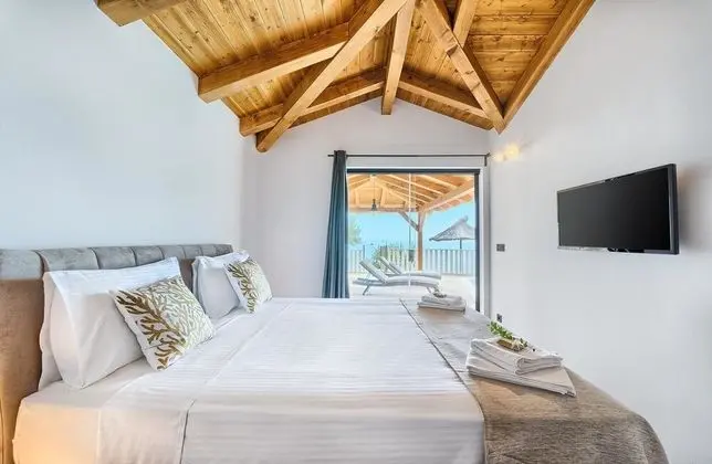Beachfront Villa New Horizons III