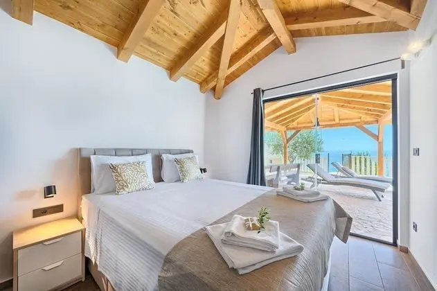 Beachfront Villa New Horizons III