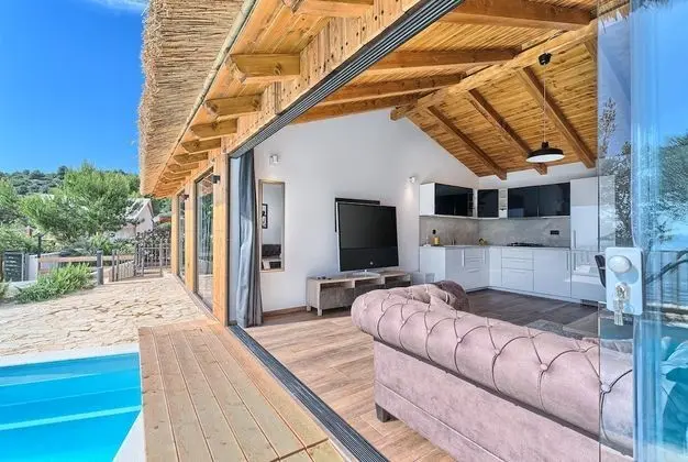 Beachfront Villa New Horizons III