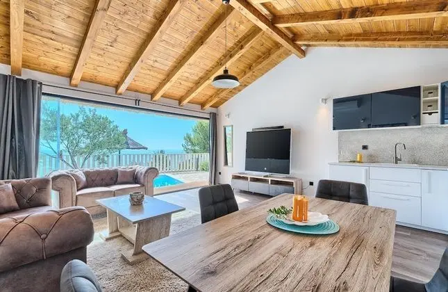 Beachfront Villa New Horizons III