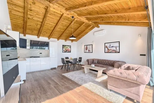 Beachfront Villa New Horizons III
