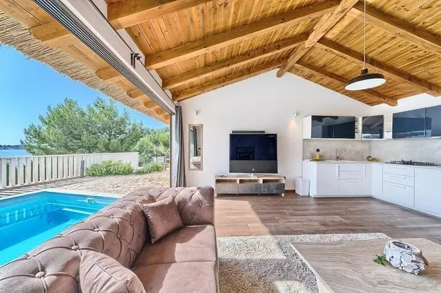 Beachfront Villa New Horizons III