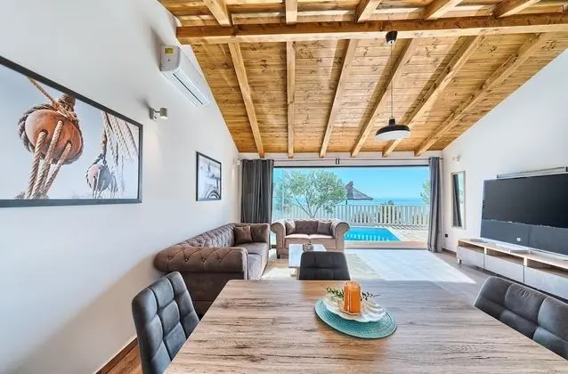 Beachfront Villa New Horizons III