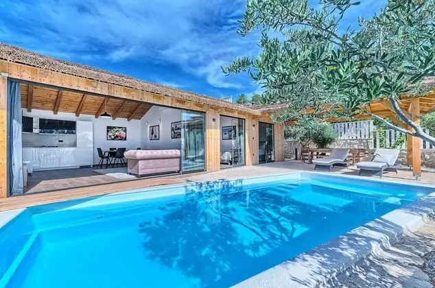 Beachfront Villa New Horizons III