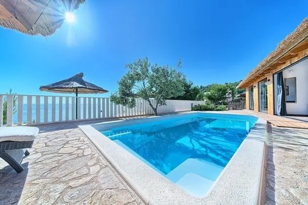 Beachfront Villa New Horizons III