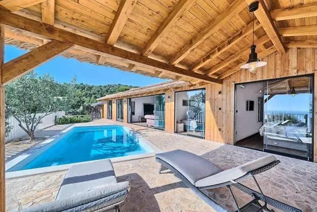 Beachfront Villa New Horizons III