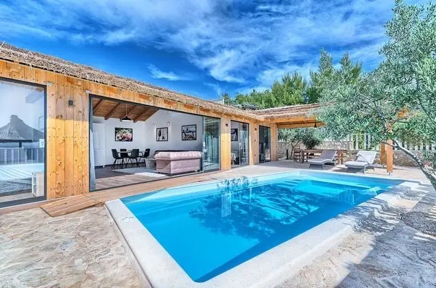 Beachfront Villa New Horizons III