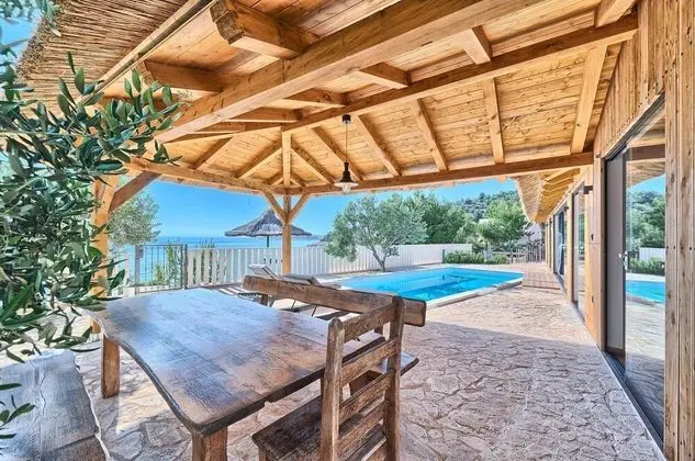 Beachfront Villa New Horizons III