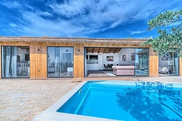 Beachfront Villa New Horizons III