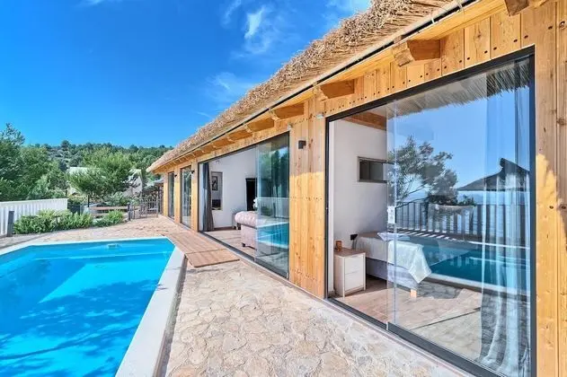 Beachfront Villa New Horizons III