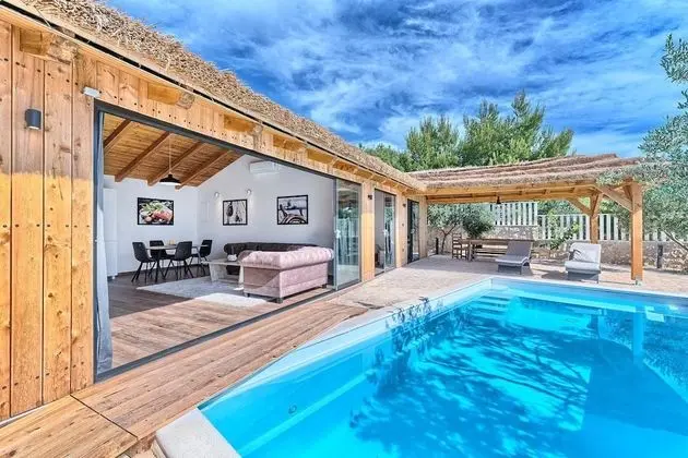 Beachfront Villa New Horizons III