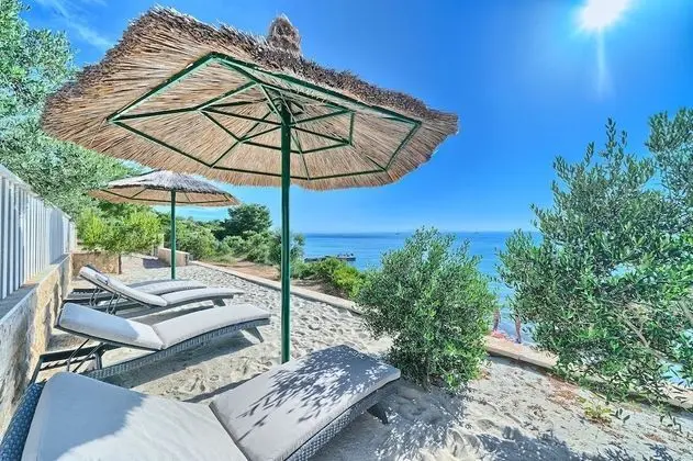 Beachfront Villa New Horizons III
