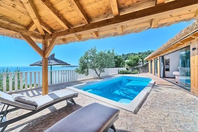Beachfront Villa New Horizons III