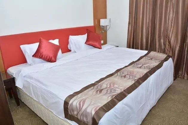 Deluxe Tek Büyük veya İki Ayrı Yataklı Oda, Havuz Manzaralı