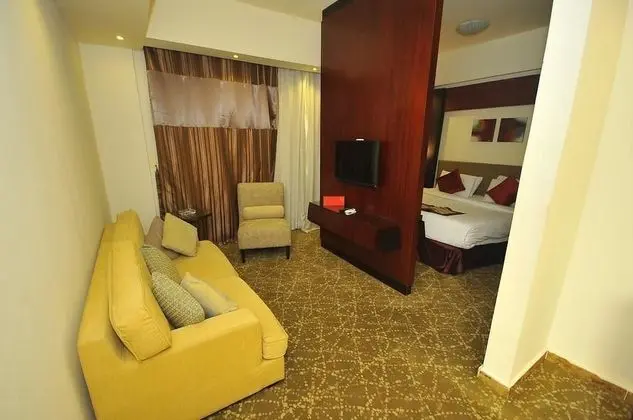 Deluxe Tek Büyük veya İki Ayrı Yataklı Oda, Havuz Manzaralı