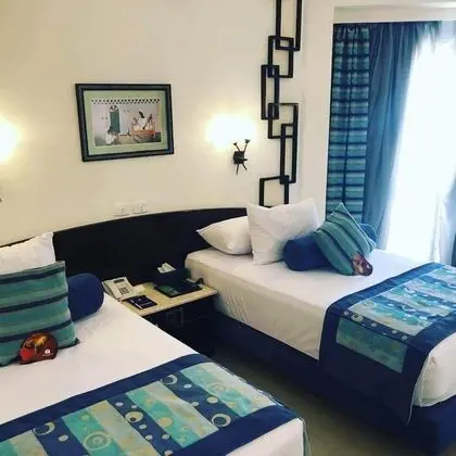 Deluxe Tek Büyük veya İki Ayrı Yataklı Oda, Havuz Manzaralı