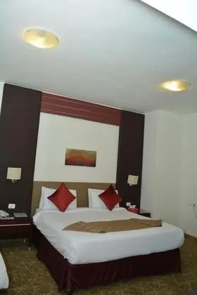 Deluxe Tek Büyük veya İki Ayrı Yataklı Oda, Havuz Manzaralı