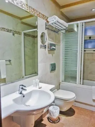 Deluxe Tek Büyük veya İki Ayrı Yataklı Oda, Havuz Manzaralı