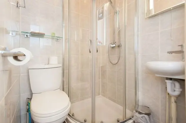 Tek Büyük Yataklı Oda, Ortak Banyo