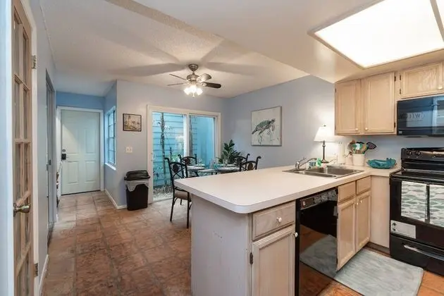 Daire (New Listing Townhouse Paradise -Steps)