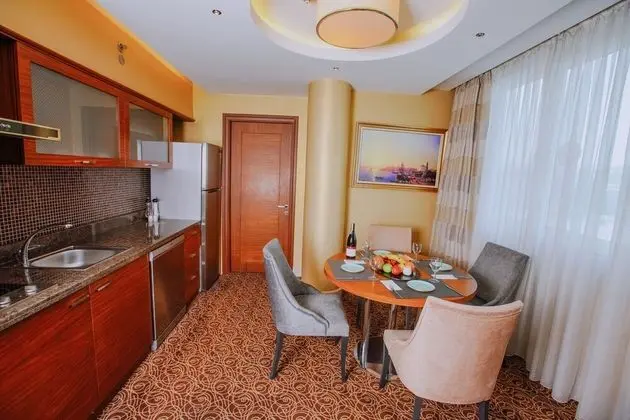 Grand Suite 1 Bedroom, 2 Bathroom, Executive Lounge & Cafe