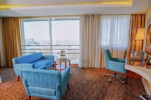 Grand Suite 1 Bedroom, 2 Bathroom, Executive Lounge & Cafe