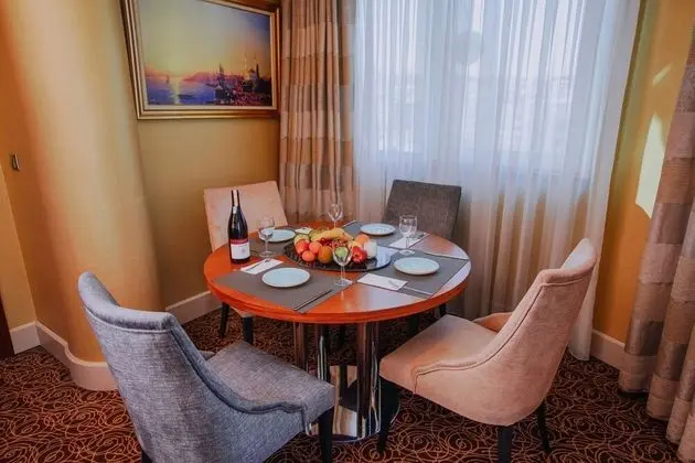 Grand Suite 1 Bedroom, 2 Bathroom, Executive Lounge & Cafe