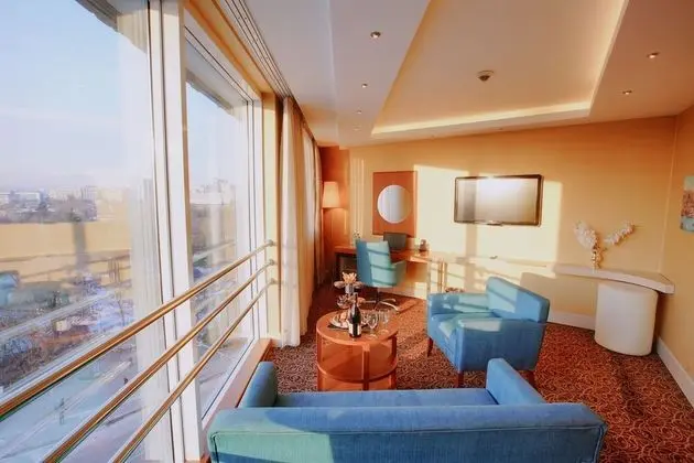 Grand Suite 1 Bedroom, 2 Bathroom, Executive Lounge & Cafe