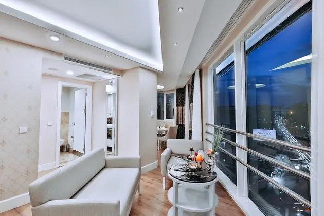 Grand Suite 1 Bedroom, 2 Bathroom, Executive Lounge & Cafe