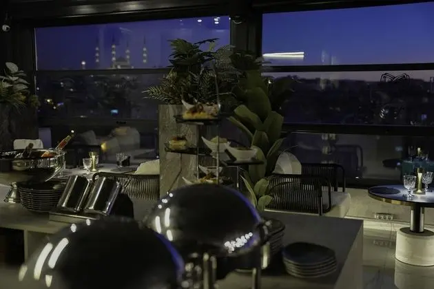 Grand Suite 1 Bedroom, 2 Bathroom, Executive Lounge & Cafe