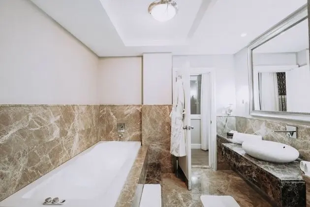 King Suite - Free Executive Lounge