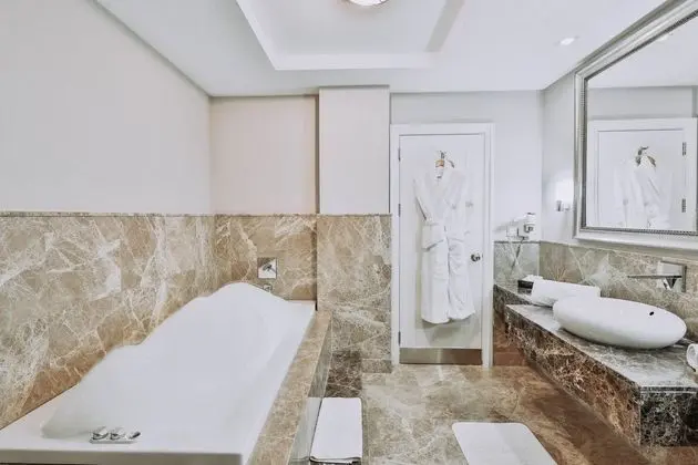 King Suite - Free Executive Lounge