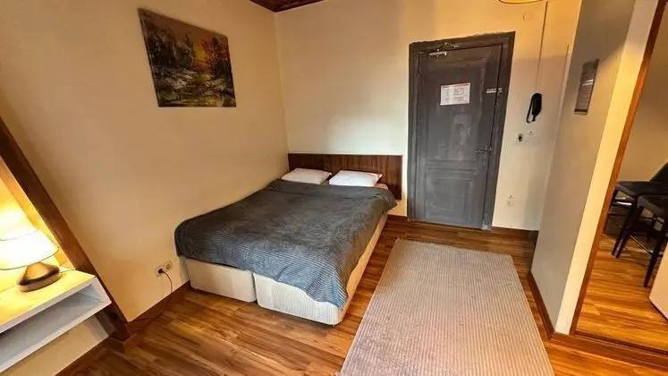 Standart Oda, Kara Manzaralı