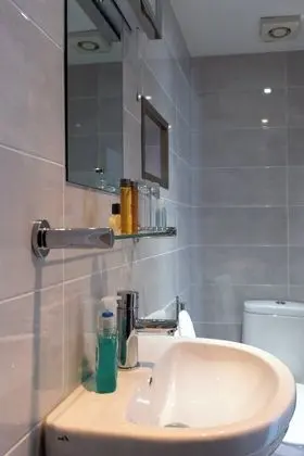 Büyük Yataklı Tek Kişilik Oda