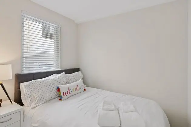 Sıra Ev, Birden Çok Yatak (New Townhome with Stunning City and M)