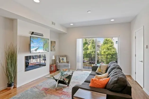 Sıra Ev, Birden Çok Yatak (New Townhome with Stunning City and M)