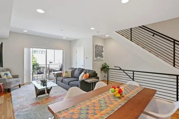 Sıra Ev, Birden Çok Yatak (New Townhome with Stunning City and M)