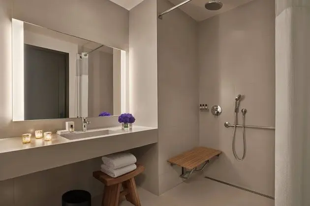 Stüdyo, 1 En Büyük (King) Boy Yatak (Mobility Accessible, Roll-In Shower)